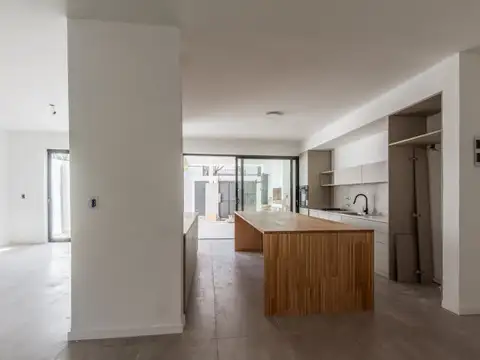 Casa 5 amb. a estrenar en esquina con pileta, parrilla y cochera – Villa Pueyrredón