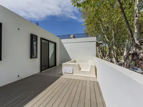 Casa 5 amb. a estrenar en esquina con pileta, parrilla y cochera – villa pueyrredón