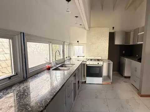 Casa 5 ambientes con 4 baños