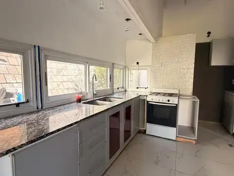Casa en Alquiler con 1 cochera