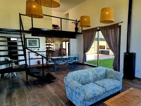 Casa 4 ambientes con 2 baños