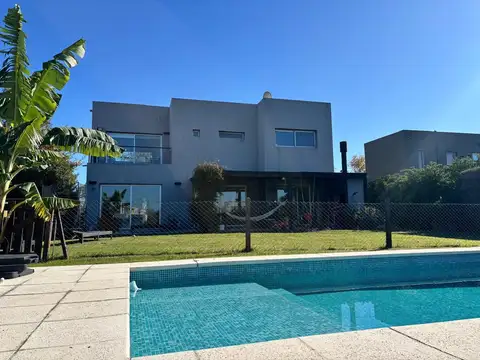 VENTA CASA 5 ambiente - BARRIO SAN BENITO - a la laguna