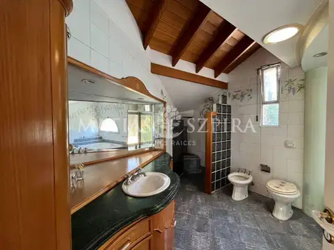 Casa en Alquiler con 4 cocheras