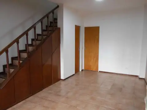 Depto Tipo Casa en Alquiler de 4 ambientes