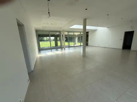 Casa en Venta con 4 cocheras