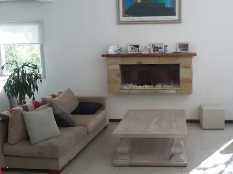Casa 6 ambientes con 5 baños