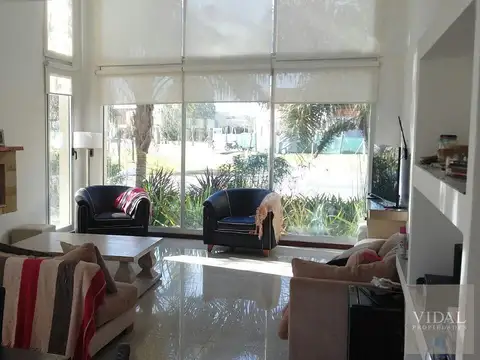 Casa en Alquiler con 2 cocheras