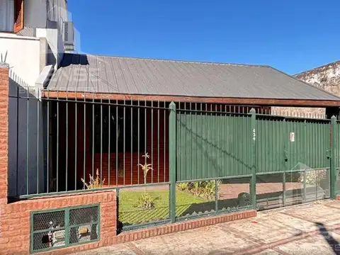 Casa venta en Bernal Centro, 3 ambientes con pileta. Apta Crédito