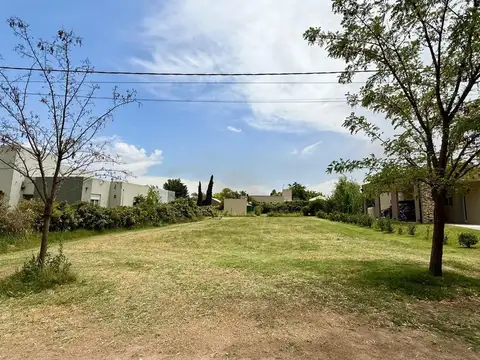 Gran lote de 747 m2 en Pago Chico 