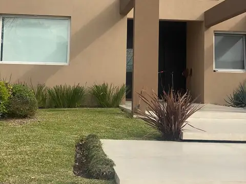 Casa en Venta con 5 cocheras