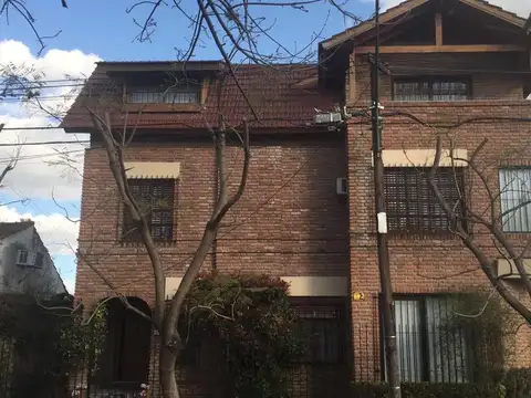 Hermoso chalet en dos plantas 4 ambientes con parque en venta