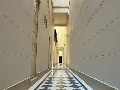 Almagro/ Edificio de Estilo/ Gran ventanal y terraza cubierta con baño