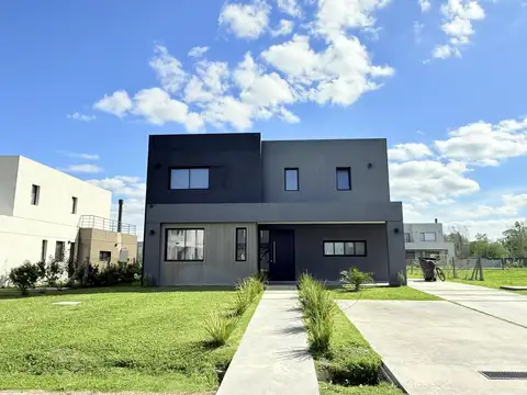 Casa en Venta con 2 cocheras