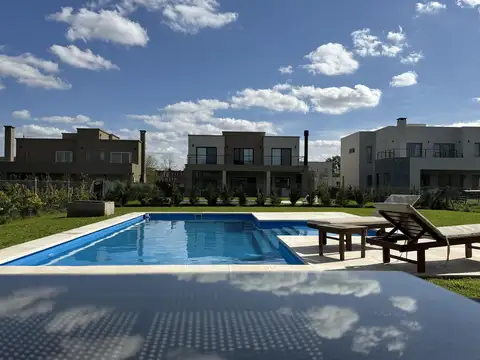 EXCLUSIVA CASA EN VENTA EN CHATEAU PILAR, GARANTIA VIGENTE, FINANCIACION