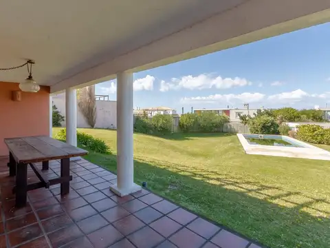 Casa 5 ambientes con 4 baños