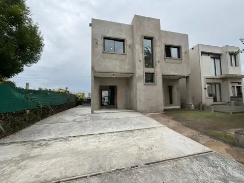 VENTA CASA 4 AMBIENTES BARRIO CERRADO CON PILETA