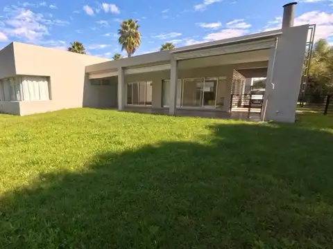 Casa en Alquiler con 2 cocheras