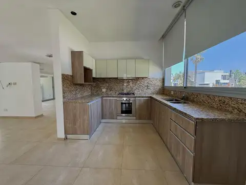 Casa en Alquiler con 2 cocheras