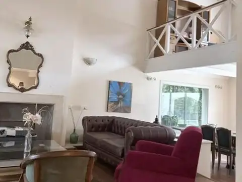 Casa en Alquiler con 4 cocheras