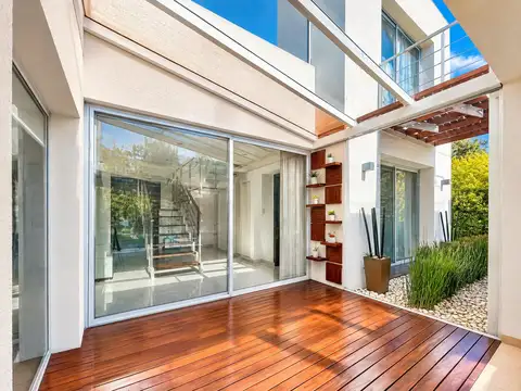Casa en Venta con 6 cocheras