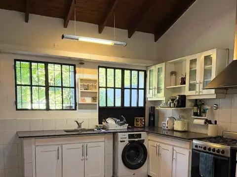 Casa 4 ambientes con 2 baños