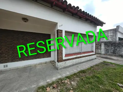 Chalet en Venta gran parque 4 ambientes garage taller APTO