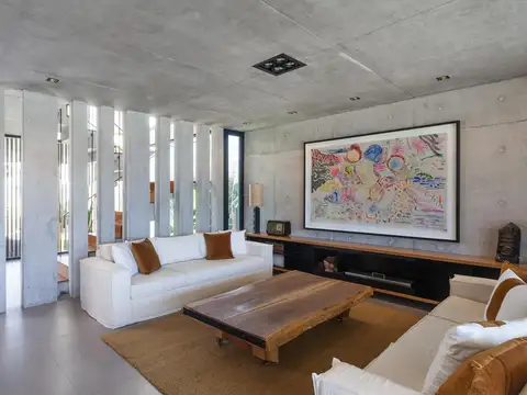 Casa 8 ambientes con 4 baños