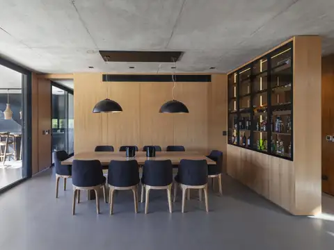 Casa en Alquiler con 4 cocheras