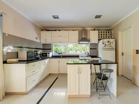 Casa en Alquiler con 2 cocheras