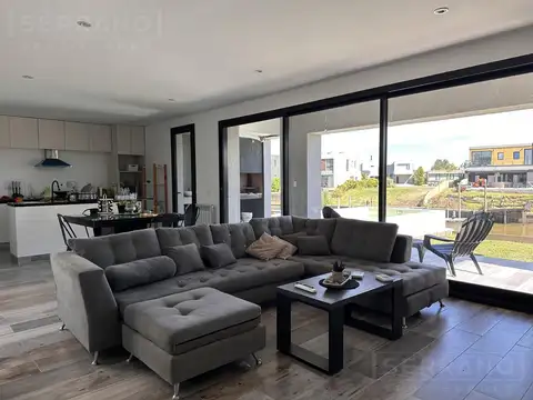 Casa en alquiler de 4 amb. con pileta y salida al Río Luján, Nautico Canal, Villanueva
