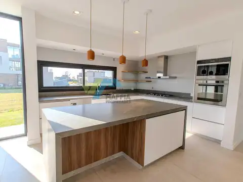 Casa en Alquiler con 2 cocheras