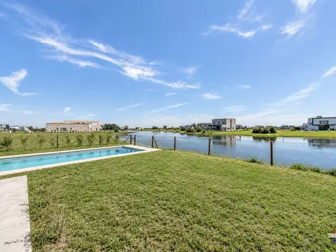Casa en Venta con 4 cocheras