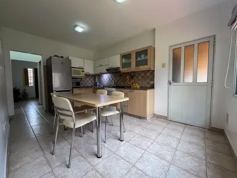 Casa 4 ambientes con 2 baños
