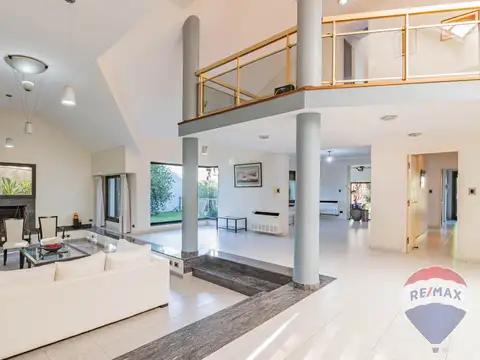 CASA EN VENTA EN GONNET 4 DORMITORIOS QUINCHO