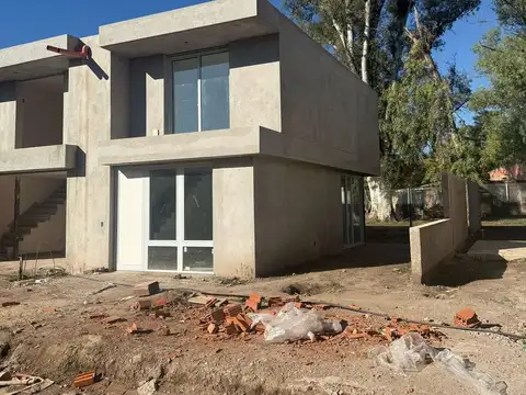 Dúplex en venta en housing Las Veras – 2 o 3 dormitorios con seguridad y amenities en Valle Escondido