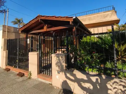 VENTA DE CASA 4 AMB CON COCHERA SOBRE LOTE PROPIO