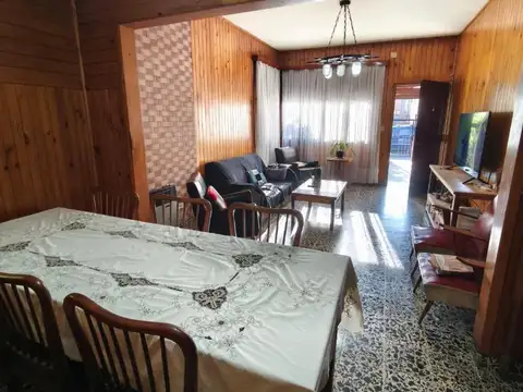 VENTA DE CASA 4 AMB CON COCHERA SOBRE LOTE PROPIO