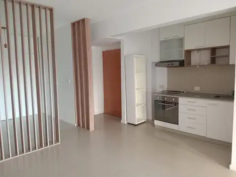 Amplio monoambiente dividido, excelente estado, ideal uso vivienda/apto profesional