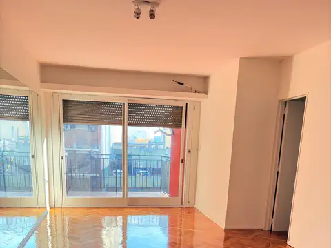 Excelente 3 ambientes al frente con balcón, todo luz, cocina, comedor y lavadero.