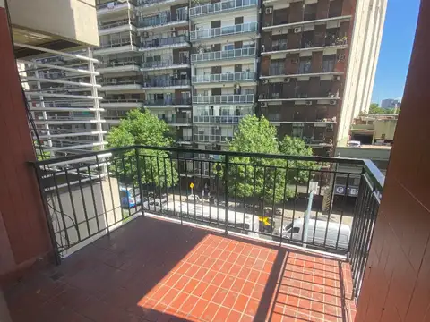Excelente 3 ambientes al frente con balcón, todo luz, cocina, comedor y lavadero.