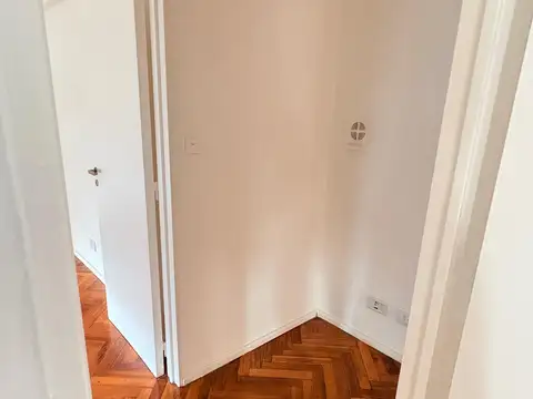 Excelente 3 ambientes al frente con balcón, todo luz, cocina, comedor y lavadero.