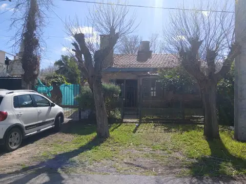 CASA EN VENTA GONNET 2 DORMITORIOS