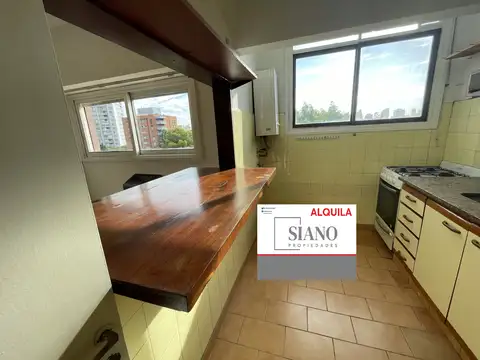 Luminoso y a 200 mts de Av. Libertador.-