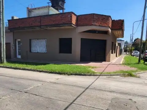 CASA EN ESQUINA 2 FLIAS CON LOCAL JUJUY Y J.B.JUSTO QUILMES
