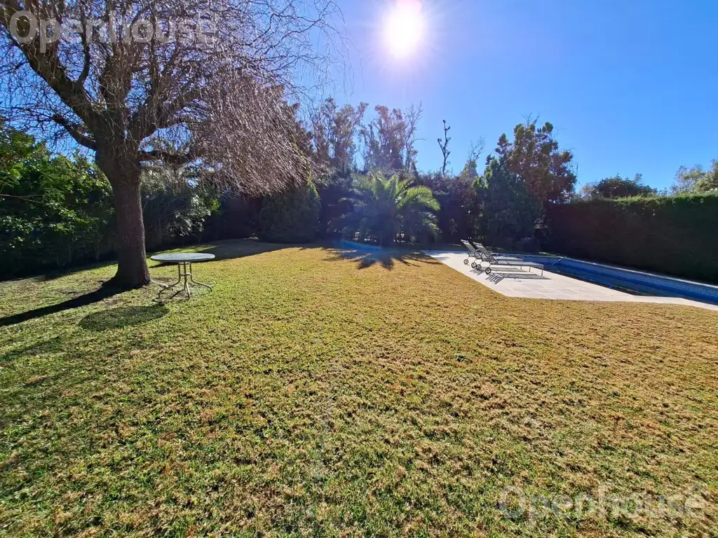 Casa en Venta - 4 dormitorios - USD 380.000