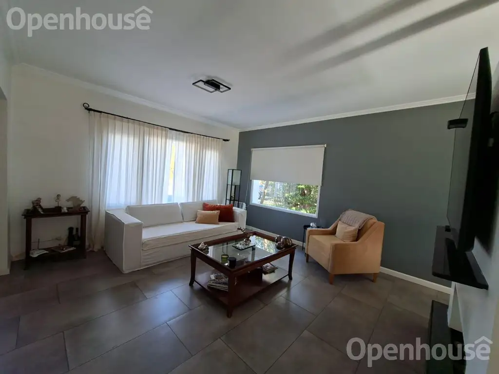 Casa - 220  m² Cubierta | 4 dormitorios | 19 años | 2 baños | 5 ambientes | 1 cochera