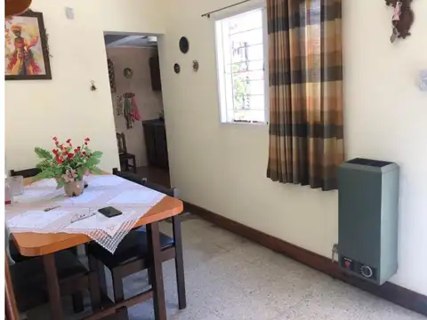 Casa de 3 ambientes con garaje en muy buen estado - lote de