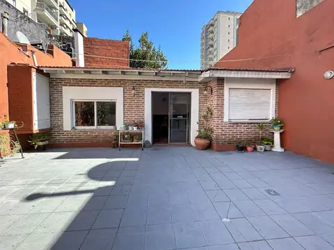 Venta casa 5ambs. con cochera. Quincho y patio.