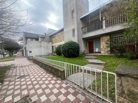 Casa en Venta con 6 cocheras