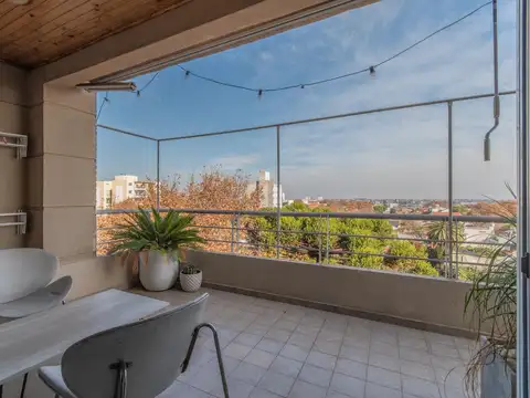 Venta departamento dúplex cuatro ambientes con balcón aterrazado y dos cocheras en Villa Ballester